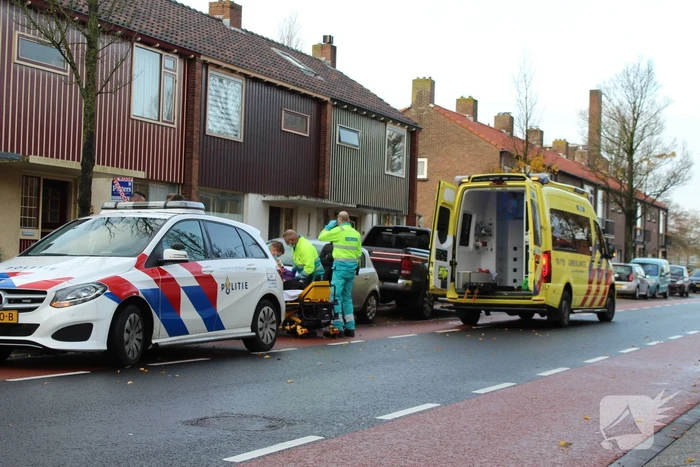 Persoon gewond bij botsing tegen paal