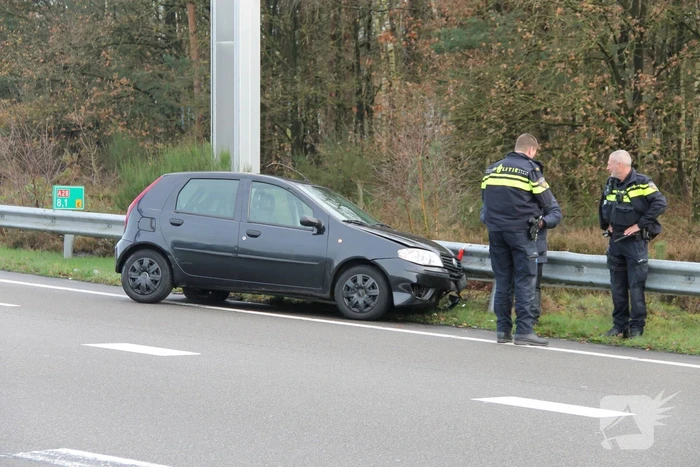 Bestuurder verliest macht over het stuur en rijdt in vangrail