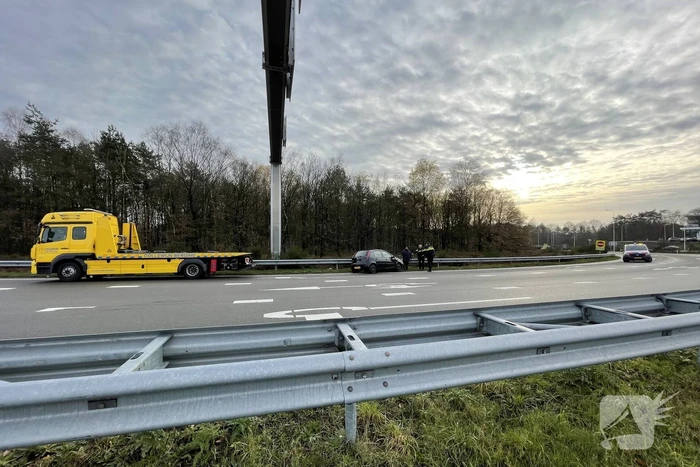 Bestuurder verliest macht over het stuur en rijdt in vangrail