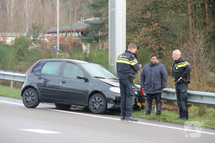 Bestuurder verliest macht over het stuur en rijdt in vangrail