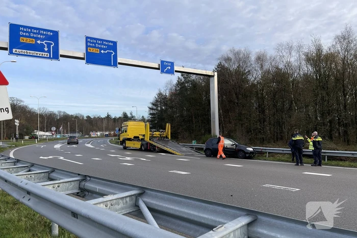 Bestuurder verliest macht over het stuur en rijdt in vangrail