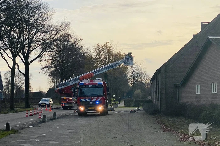 Brandweer veegt schoorsteen na brand