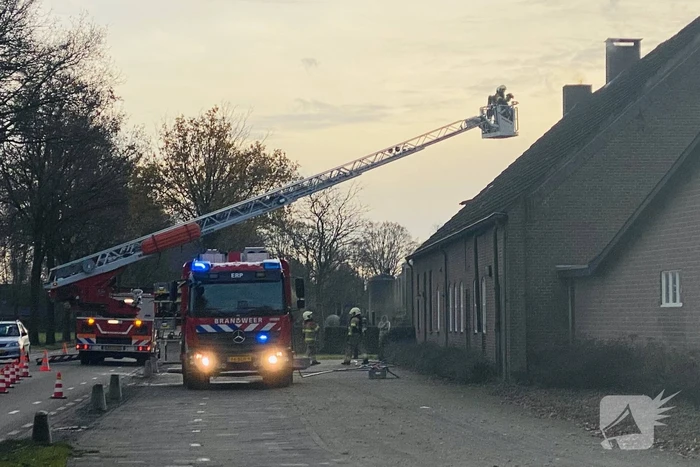 Brandweer veegt schoorsteen na brand