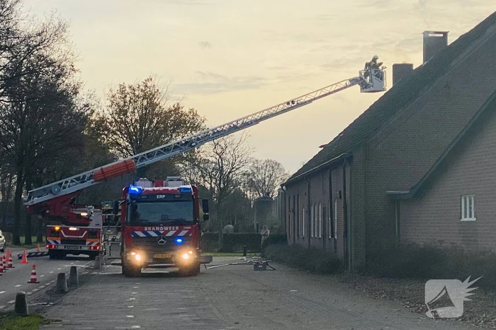 Brandweer veegt schoorsteen na brand