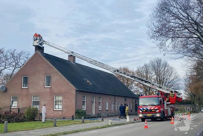 Brandweer veegt schoorsteen na brand