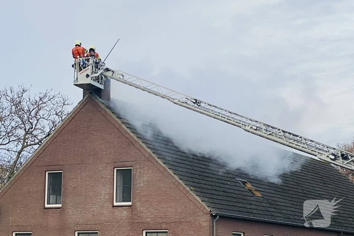 Brandweer veegt schoorsteen na brand