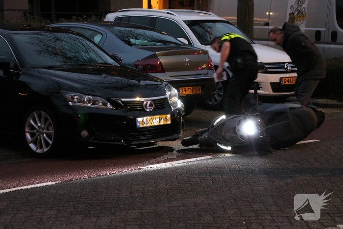Scooterrijder geschept door auto