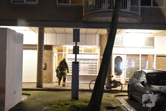 Plastic voorwerp in brand zet portiek vol rook