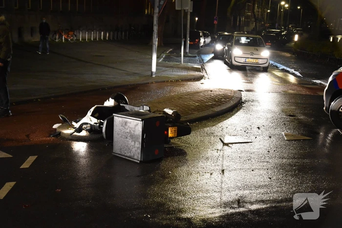 Maaltijdbezorger gewond bij aanrijding met auto