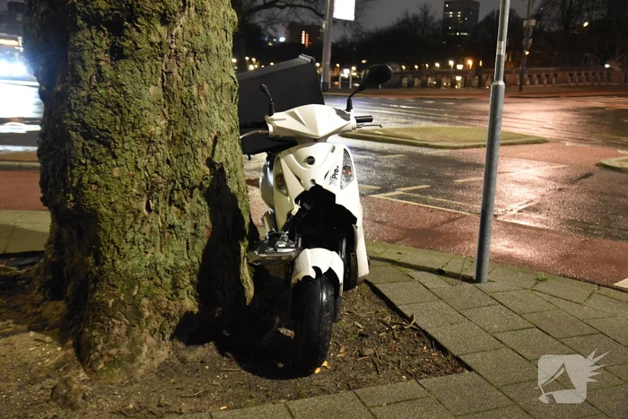 Maaltijdbezorger gewond bij aanrijding met auto