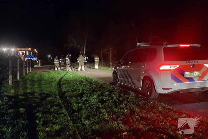 Auto vliegt uit de bocht en belandt op zijn kant in sloot