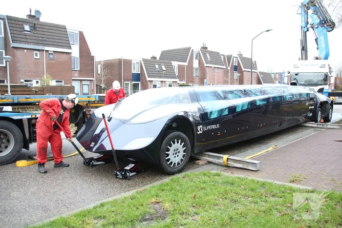 Superbus Wubbo Ockels wordt vervoerd naar nieuwe locatie