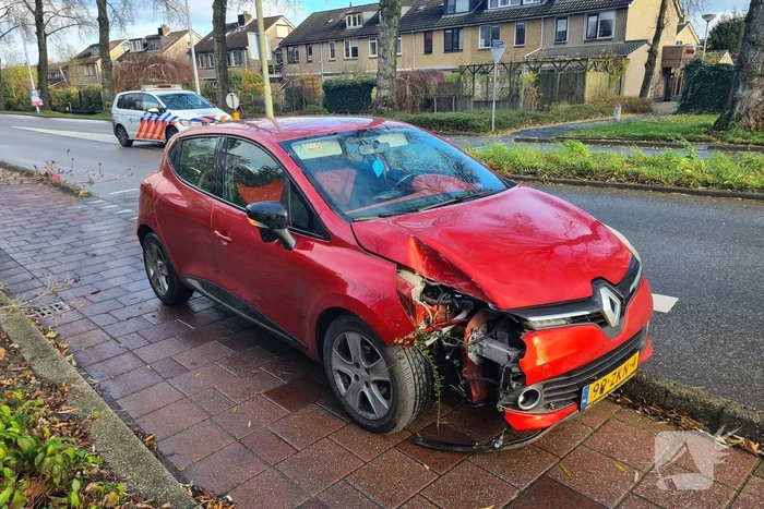 Auto en bushokje gesloopt