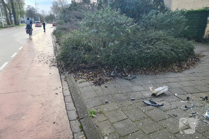 Auto en bushokje gesloopt