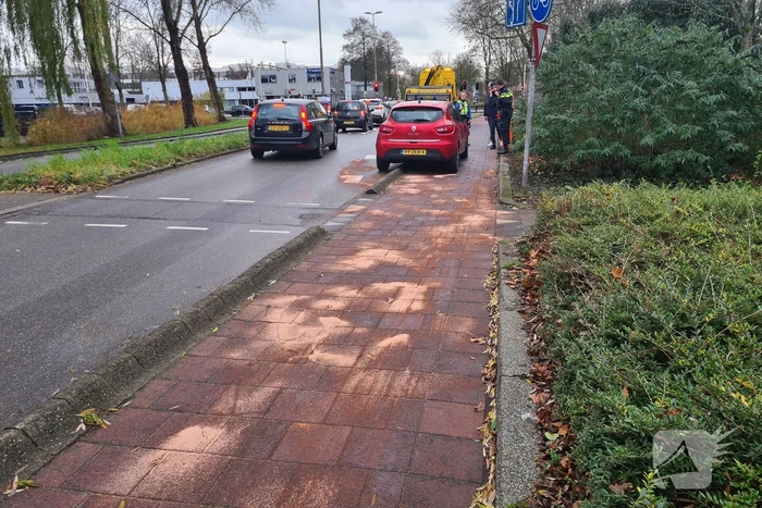 Auto en bushokje gesloopt