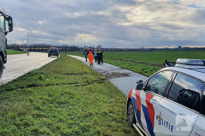 Personenauto raakt van de weg en belandt op zijn dak