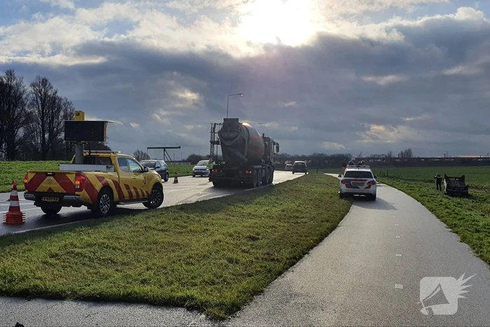 Personenauto raakt van de weg en belandt op zijn dak