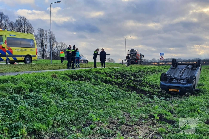 Personenauto raakt van de weg en belandt op zijn dak