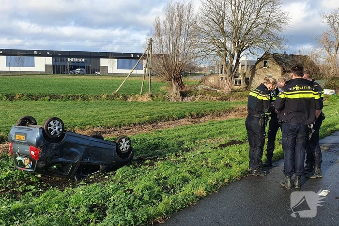 Personenauto raakt van de weg en belandt op zijn dak