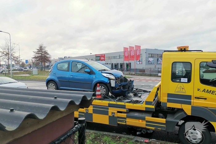 Twee auto lopen behoorlijke schade op bij botsing