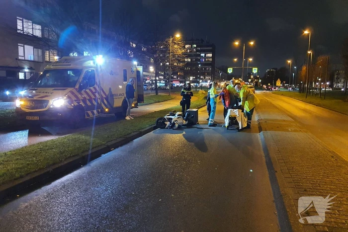 Maaltijdbezorgster gaat onderuit met brommer