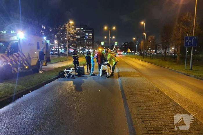 Maaltijdbezorgster gaat onderuit met brommer