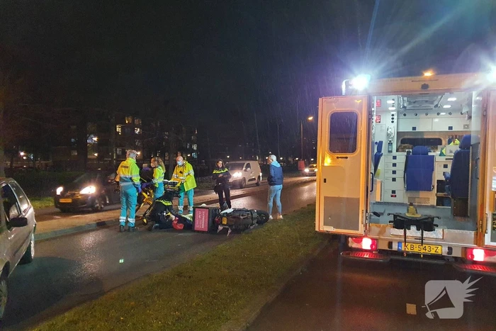 Maaltijdbezorgster gaat onderuit met brommer