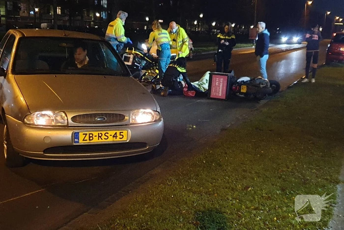 Maaltijdbezorgster gaat onderuit met brommer