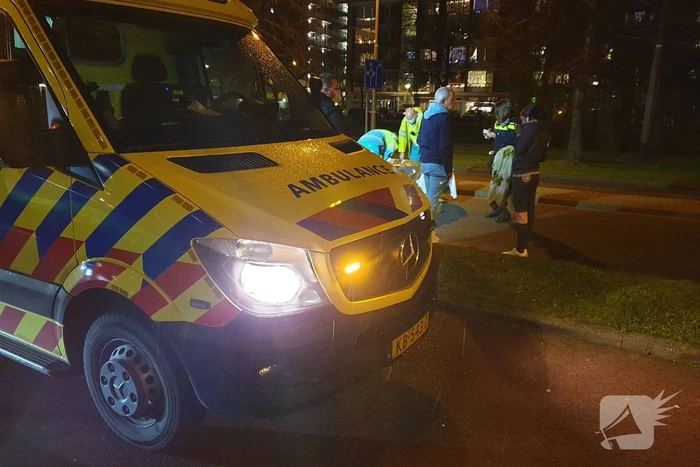 Maaltijdbezorgster gaat onderuit met brommer
