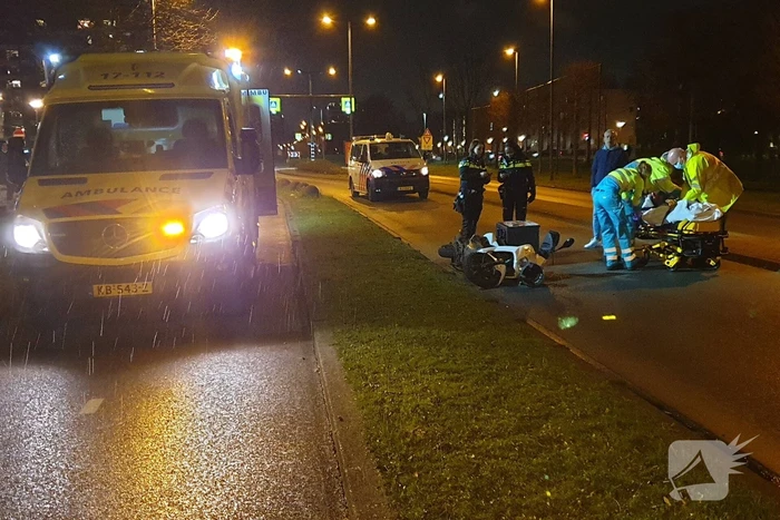 Maaltijdbezorgster gaat onderuit met brommer
