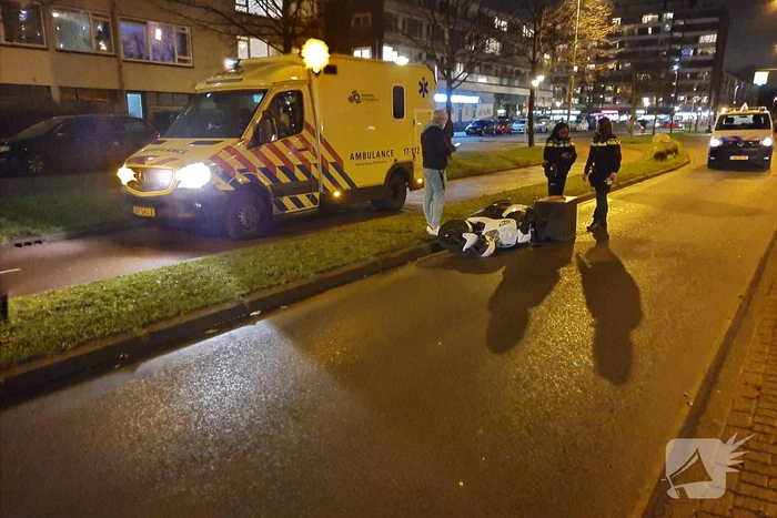 Maaltijdbezorgster gaat onderuit met brommer