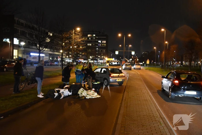 Maaltijdbezorgster gaat onderuit met brommer