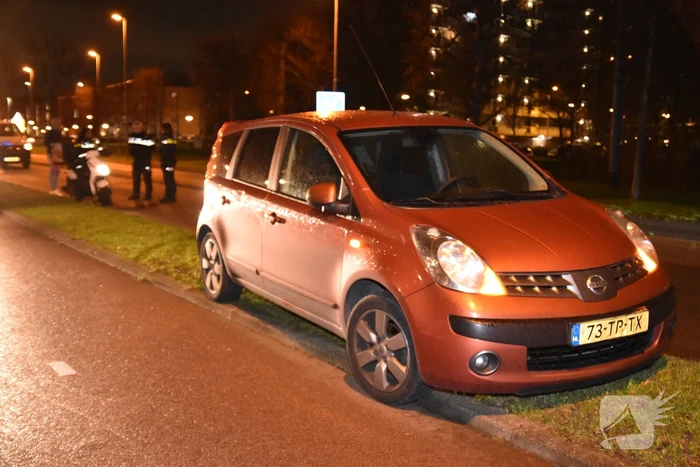 Maaltijdbezorgster gaat onderuit met brommer