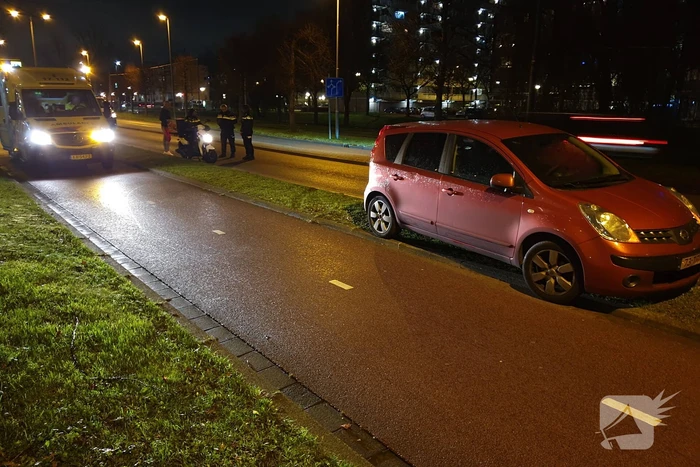 Maaltijdbezorgster gaat onderuit met brommer