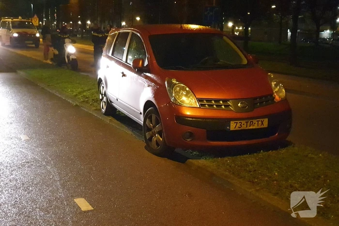 Maaltijdbezorgster gaat onderuit met brommer