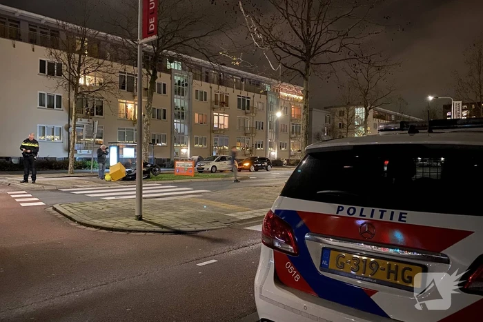Schade na botsing tussen auto en bezorgscooter