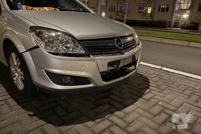 Schade na botsing tussen auto en bezorgscooter