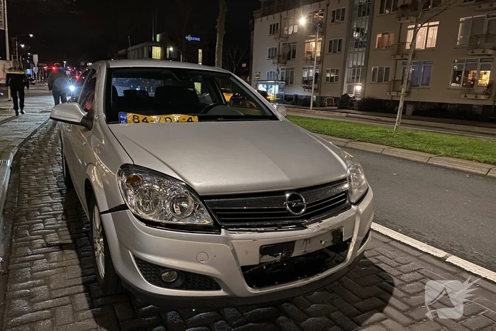 Schade na botsing tussen auto en bezorgscooter