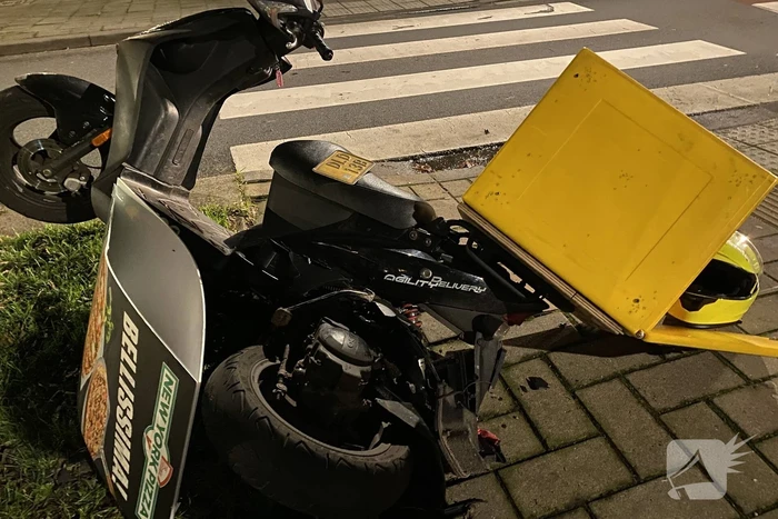 Schade na botsing tussen auto en bezorgscooter