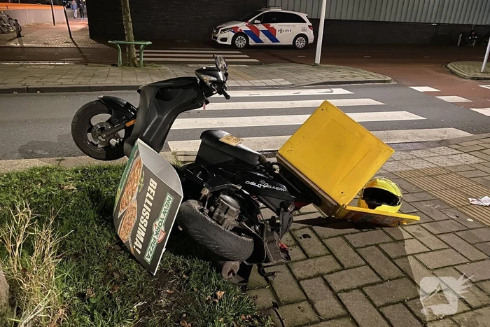 Schade na botsing tussen auto en bezorgscooter