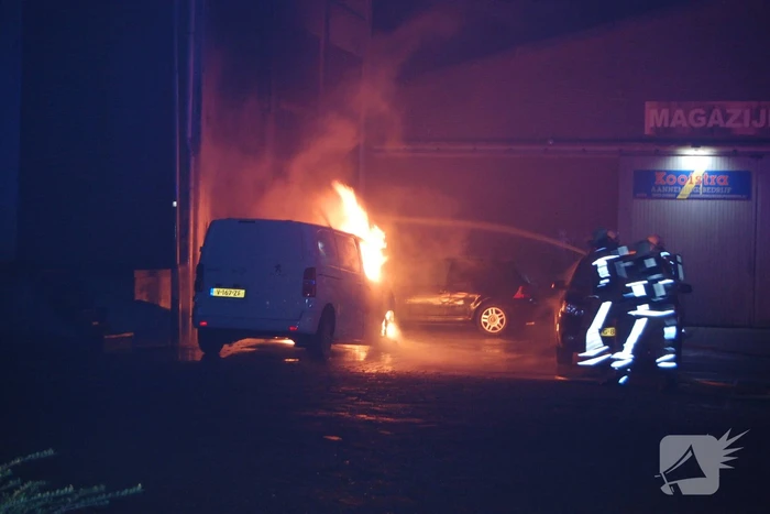 Bestelbus gaat in vlammen op