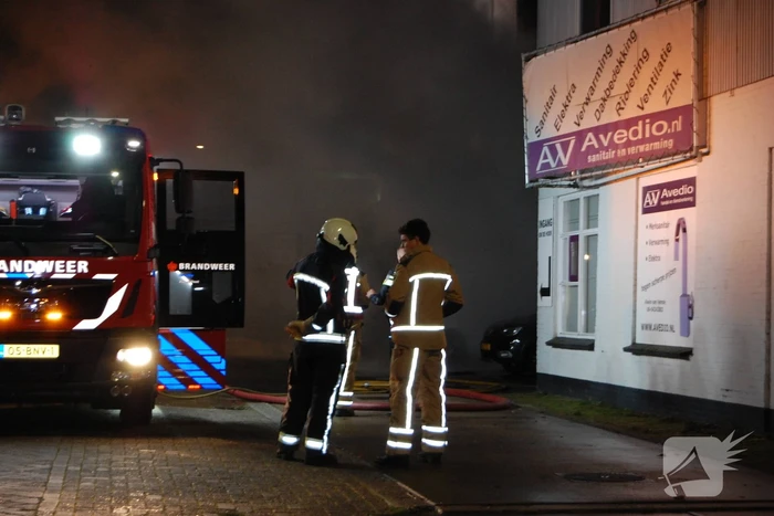 Bestelbus gaat in vlammen op