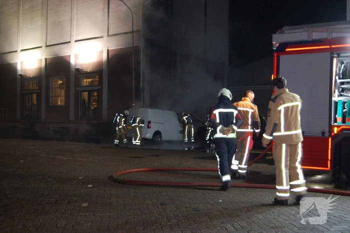 Bestelbus gaat in vlammen op