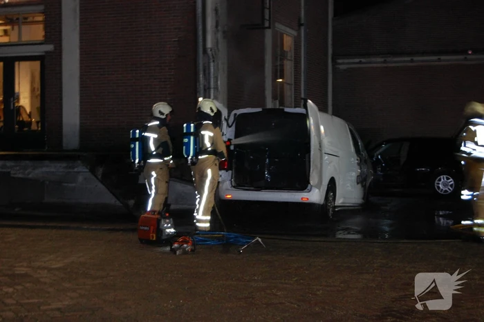 Bestelbus gaat in vlammen op