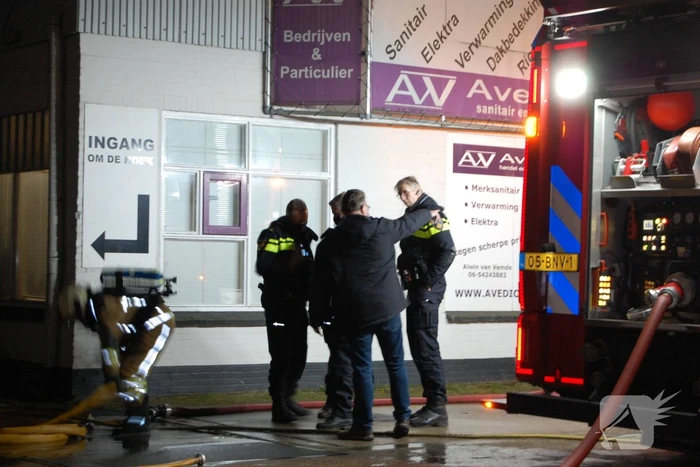 Bestelbus gaat in vlammen op