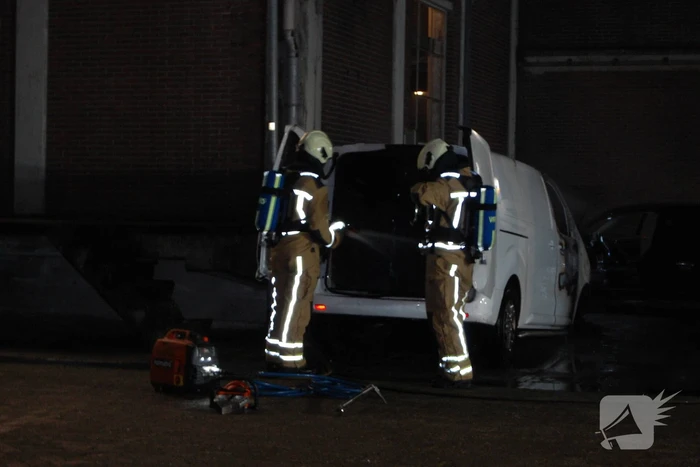 Bestelbus gaat in vlammen op