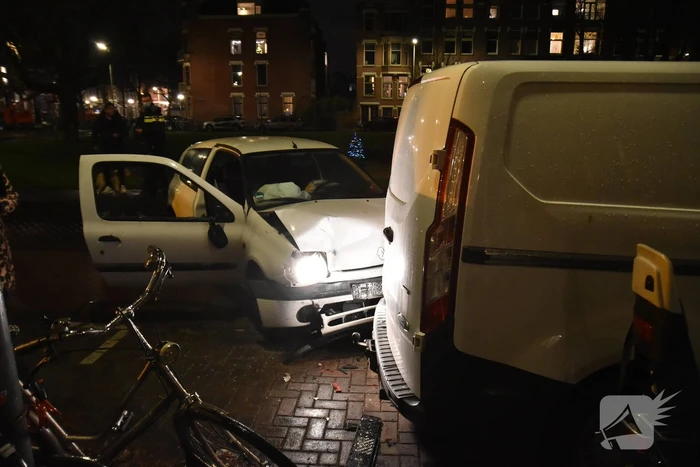Automobilist klapt op geparkeerde bestelbus en vlucht