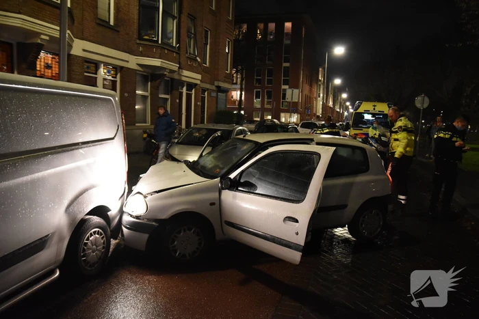 Automobilist klapt op geparkeerde bestelbus en vlucht