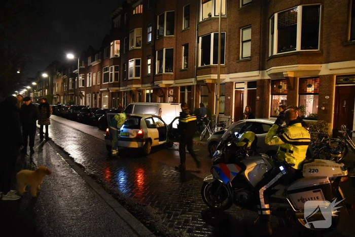 Automobilist klapt op geparkeerde bestelbus en vlucht