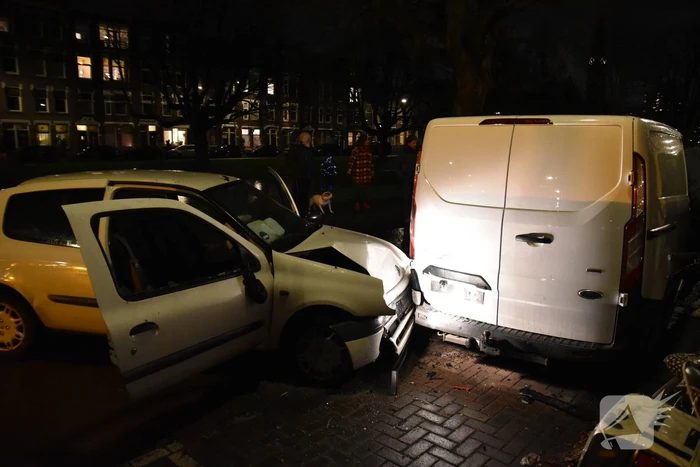 Automobilist klapt op geparkeerde bestelbus en vlucht